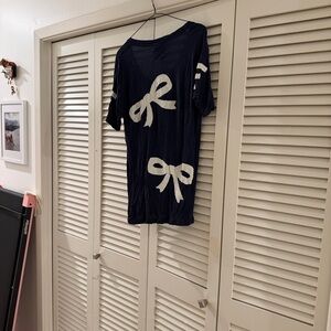 Bow, navy & white tee shirt